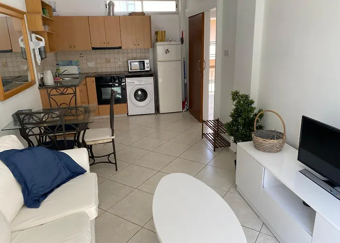 아파트 1 Bedroom Flat 200m From The In Germasogia Tourist Area 레메소스